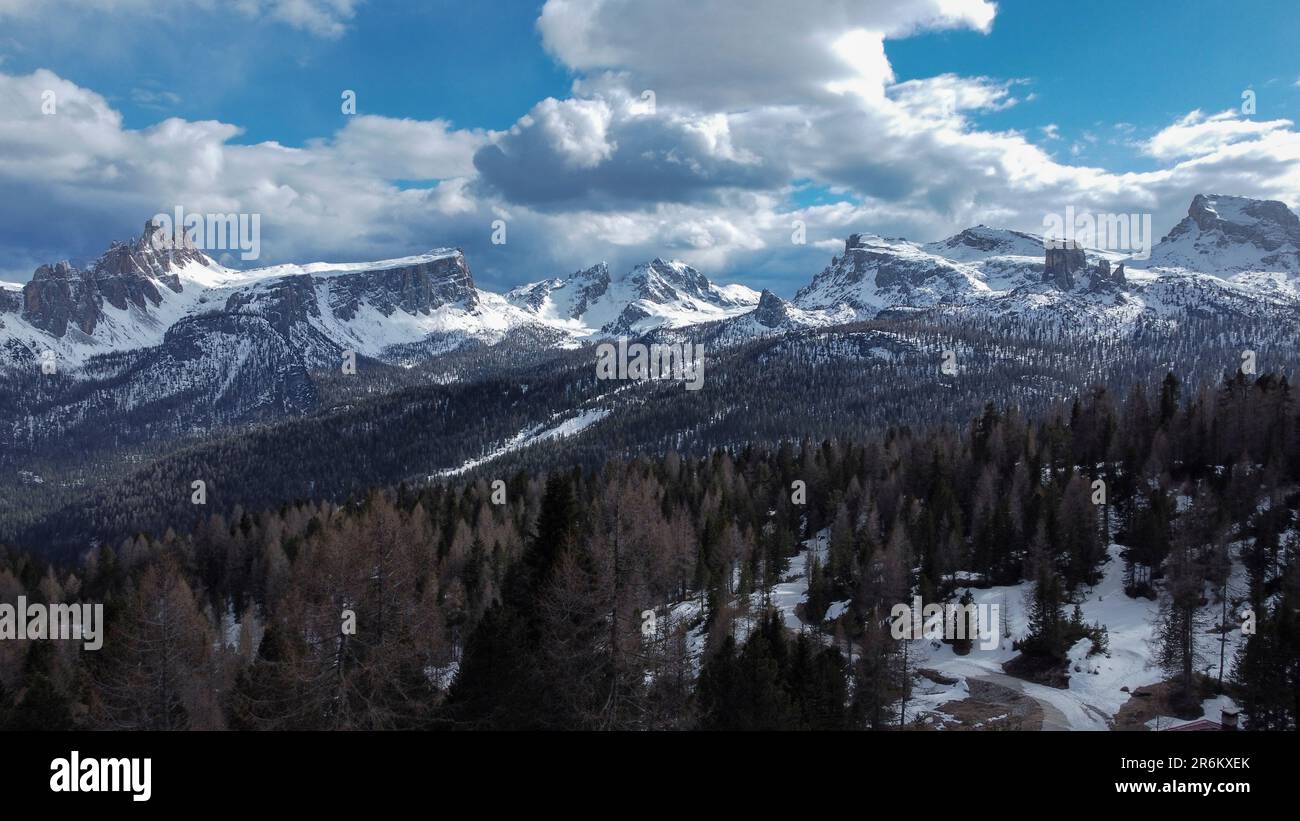 Vue panoramique sur les Dolomites de Croda da Lago, Lastoni di Formin, Ra gusela, Nuvolao, Cinque torri et Cortina d'Ampezzo Banque D'Images