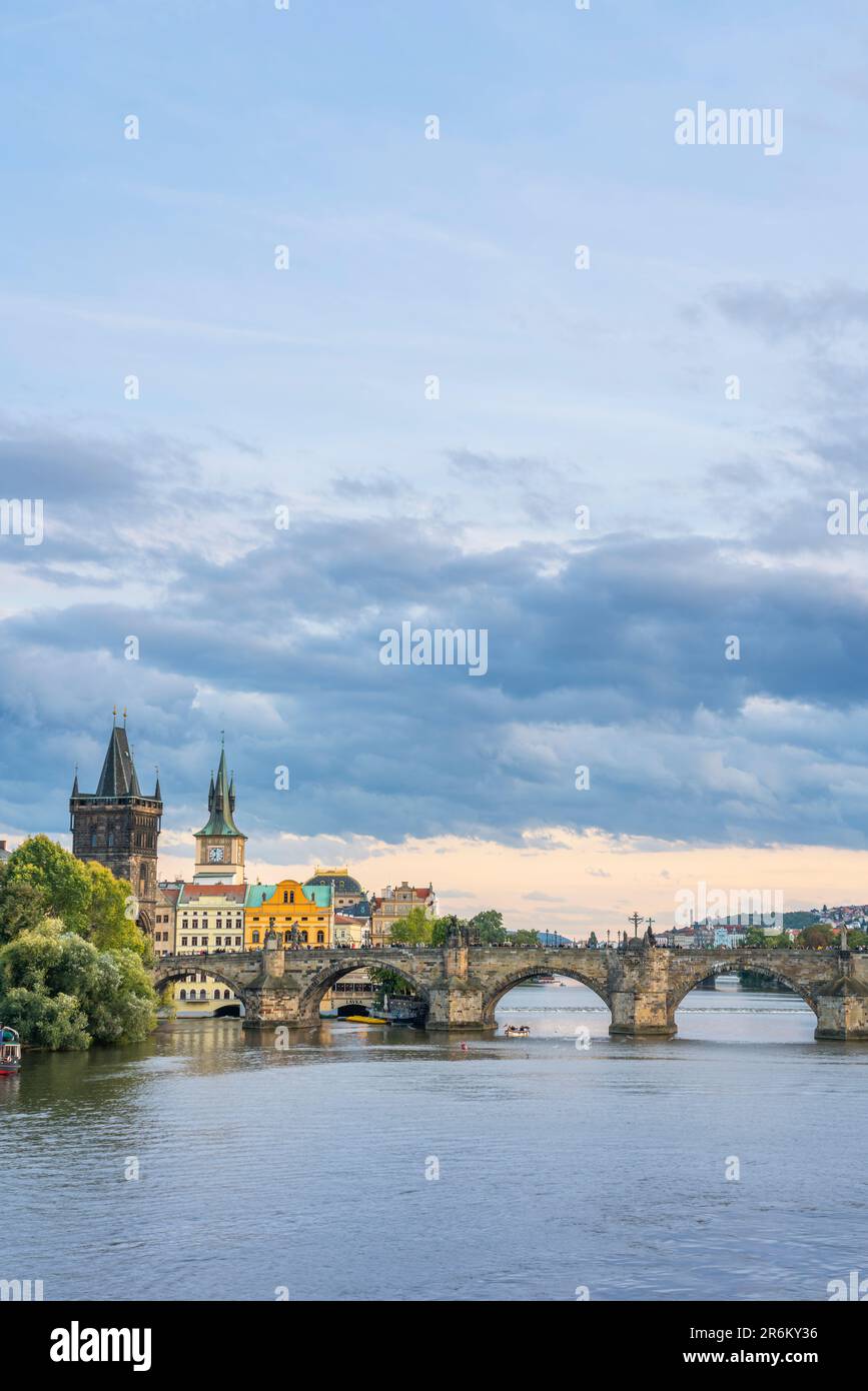 Pont Charles et Tour du Pont de la Vieille ville contre le ciel, site classé au patrimoine mondial de l'UNESCO, Prague, Bohême, République Tchèque (Tchéquie), Europe Banque D'Images