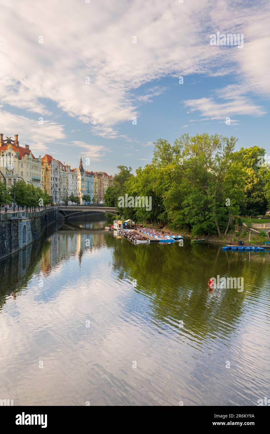 Bâtiments Art Nouveau le long de la Vltava et bateaux sur l'île Slovansky, Prague, République Tchèque (Tchéquie), Europe Banque D'Images