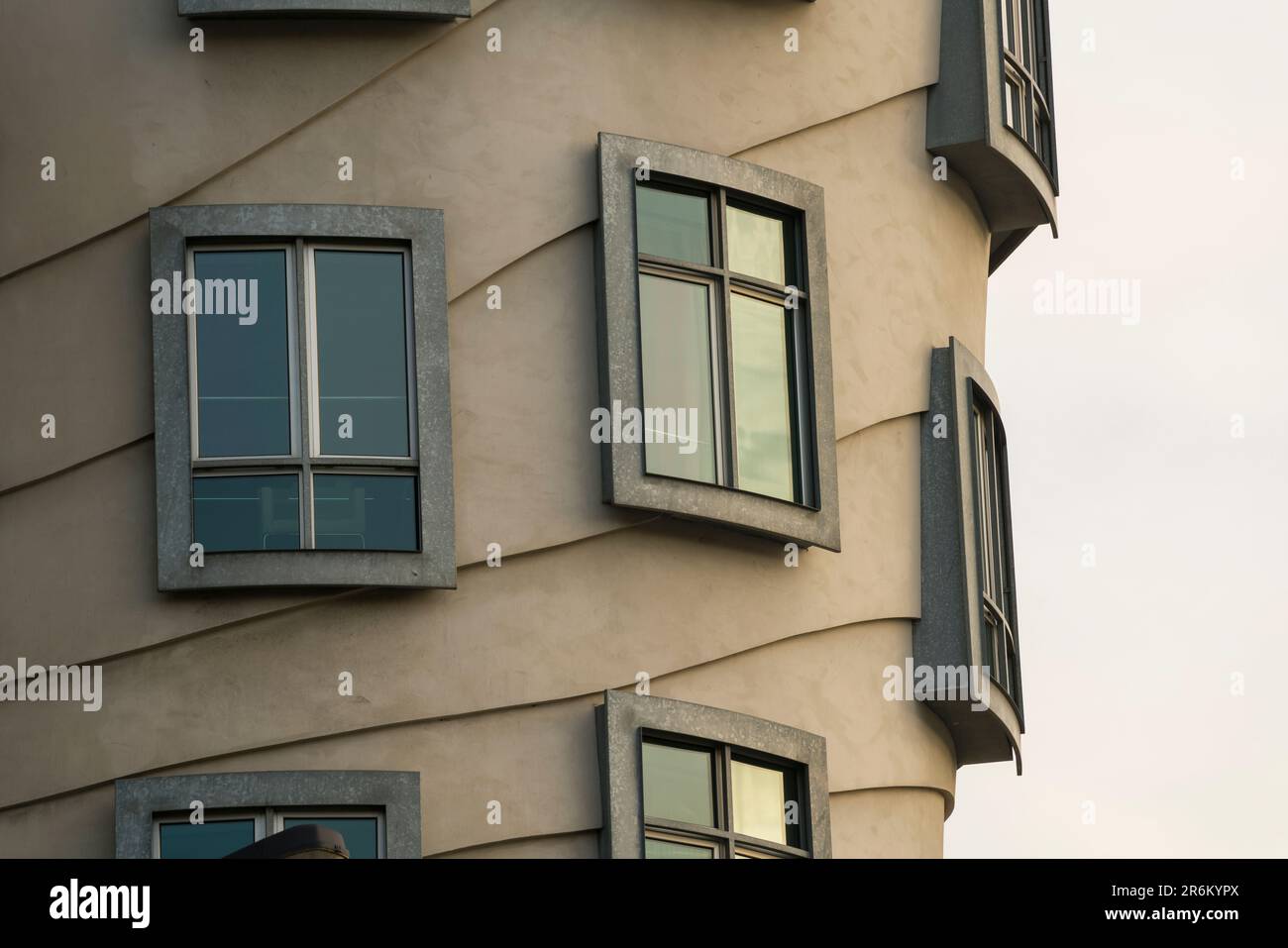 Détail des fenêtres de la maison dansante (maison Fred et Ginger), Prague, Bohême, République Tchèque (Tchéquie), Europe Banque D'Images