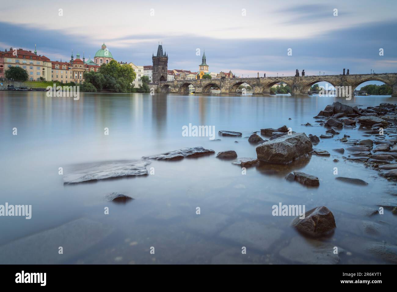 Rochers dans la rivière Vltava près du pont Charles au crépuscule, Prague, République Tchèque (Tchéquie), Europe Banque D'Images