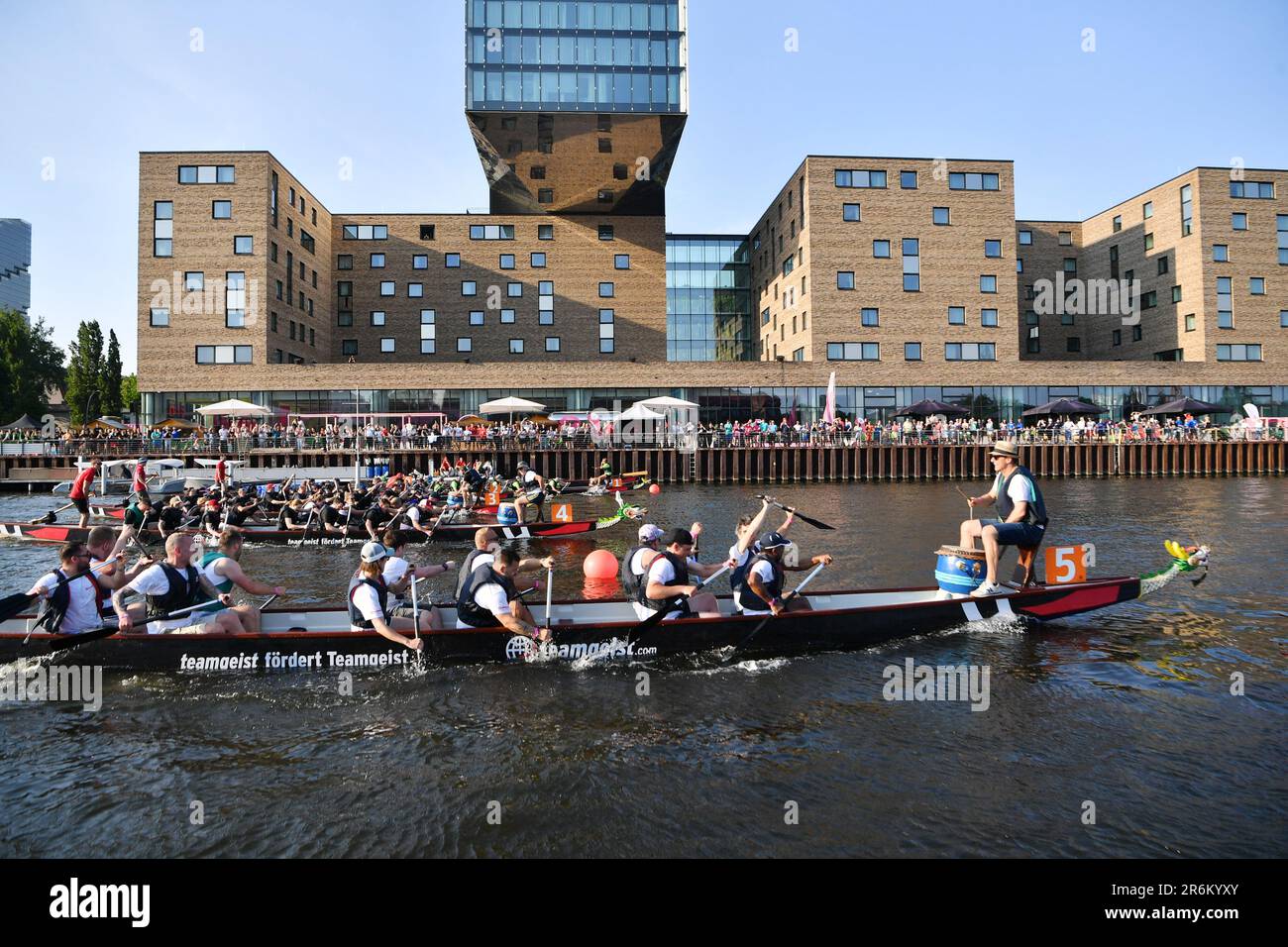 Berlin, Allemagne. 9th juin 2023. Les concurrents participent à une course de bateaux-dragons sur la Spree à Berlin, en Allemagne, au 9 juin 2023. Plus de 300 participants de 17 équipes ont participé à l'événement vendredi. Crédit: REN Pengfei/Xinhua/Alay Live News Banque D'Images