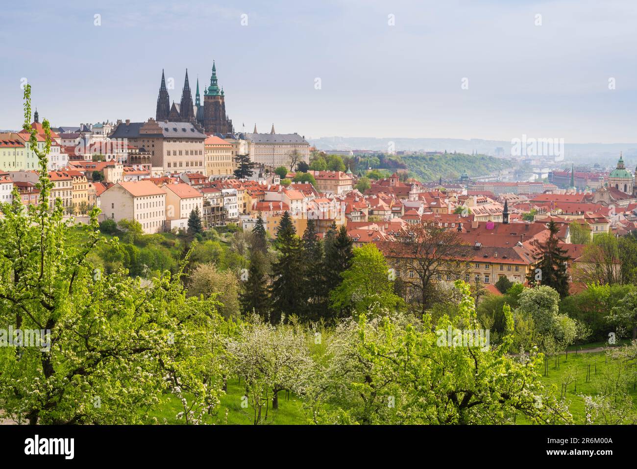 Château de Prague et jardins de Patrin au printemps, Prague, Bohême, République Tchèque (Tchéquie), Europe Banque D'Images
