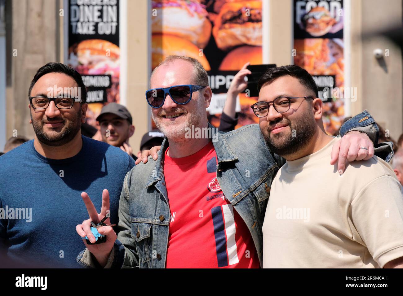 Édimbourg, Écosse, Royaume-Uni. 10th juin 2023. Maximillion Cooper, fondateur et hôte de Gumball 3000, fait des promenades parmi les fans et les voitures. Le rallye Gumball 3000 annuel 24th débute cette année à George Street avec une gamme de plus de 100 voitures allant des classiques personnalisés aux hypercars futuristes. EN VOITURE D'ÉDIMBOURG - LONDRES - AMSTERDAM - VERBIER - VENISE - BUDAPEST - PORTO MONTÉNÉGRO. Présence de célébrités, de superstars des médias sociaux et d'influenceurs. Crédit : Craig Brown/Alay Live News Banque D'Images