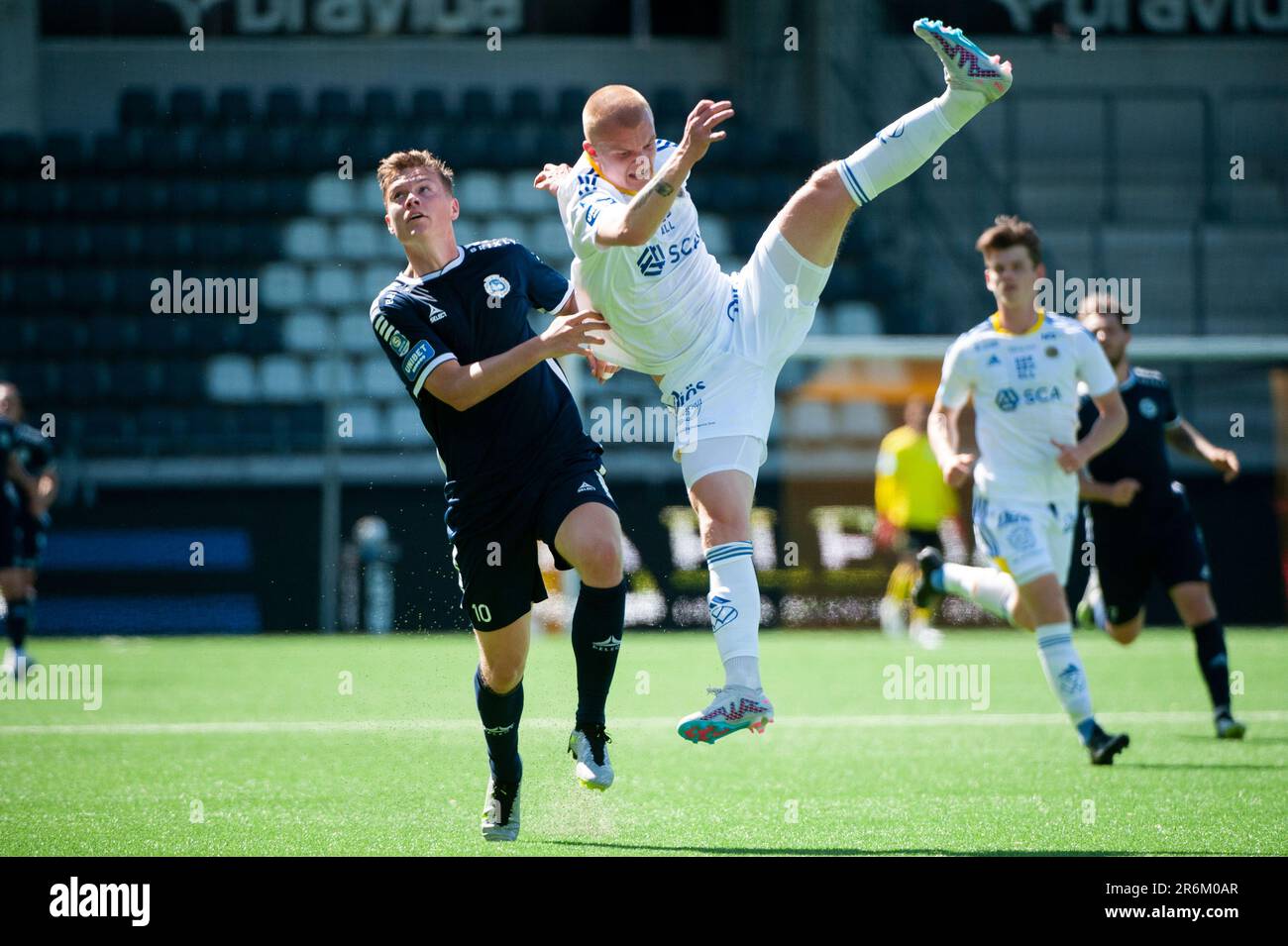 Göteborg, Suède. 10th juin 2023. Albin Skoglund d'Utsikten dans un duel contre Lucas Forsberg de Sundsvall pendant le jeu de Superettan entre Utsiktens BK et GIF Sundsvall sur 10 juin 2023 à Göteborg. Credit: Oskar Olteus / Alamy Live News Banque D'Images