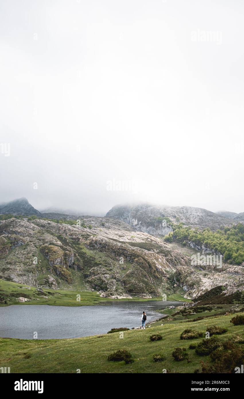 Paysage montagneux vert des lacs de Covadonga, avec une personne marchant. Dans les Picos de Europa dans les Asturies. Banque D'Images