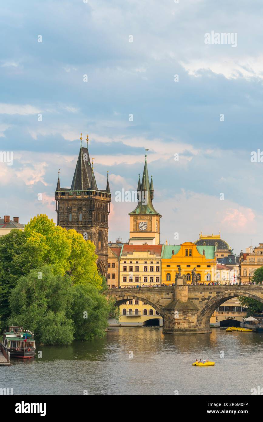 Pont Charles et Tour du Pont de la Vieille ville contre le ciel, site classé au patrimoine mondial de l'UNESCO, Prague, Bohême, République Tchèque (Tchéquie), Europe Banque D'Images