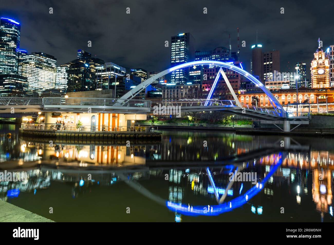 Evan Walker Bridge et Flinders Street Station le long de la Yarra River, ville de Melbourne au crépuscule, Victoria, Australie, Pacifique Banque D'Images