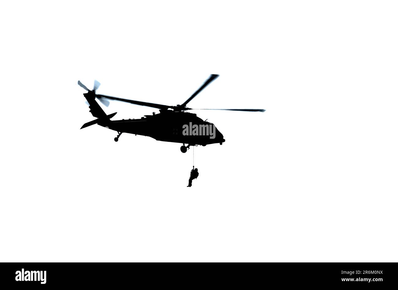 Silhouette de Blackhawk Helicopter avec Rescuer Banque D'Images