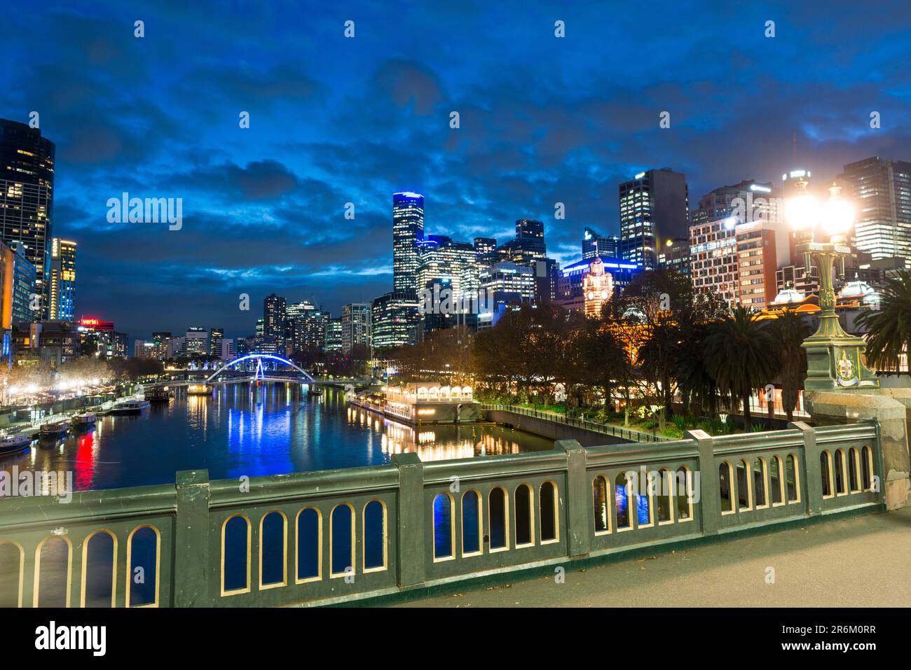 Les deux rives de la Yarra River, y compris le célèbre Southbank, dans la ville de Melbourne à Twilllight, Victoria, Australie, Pacifique Banque D'Images