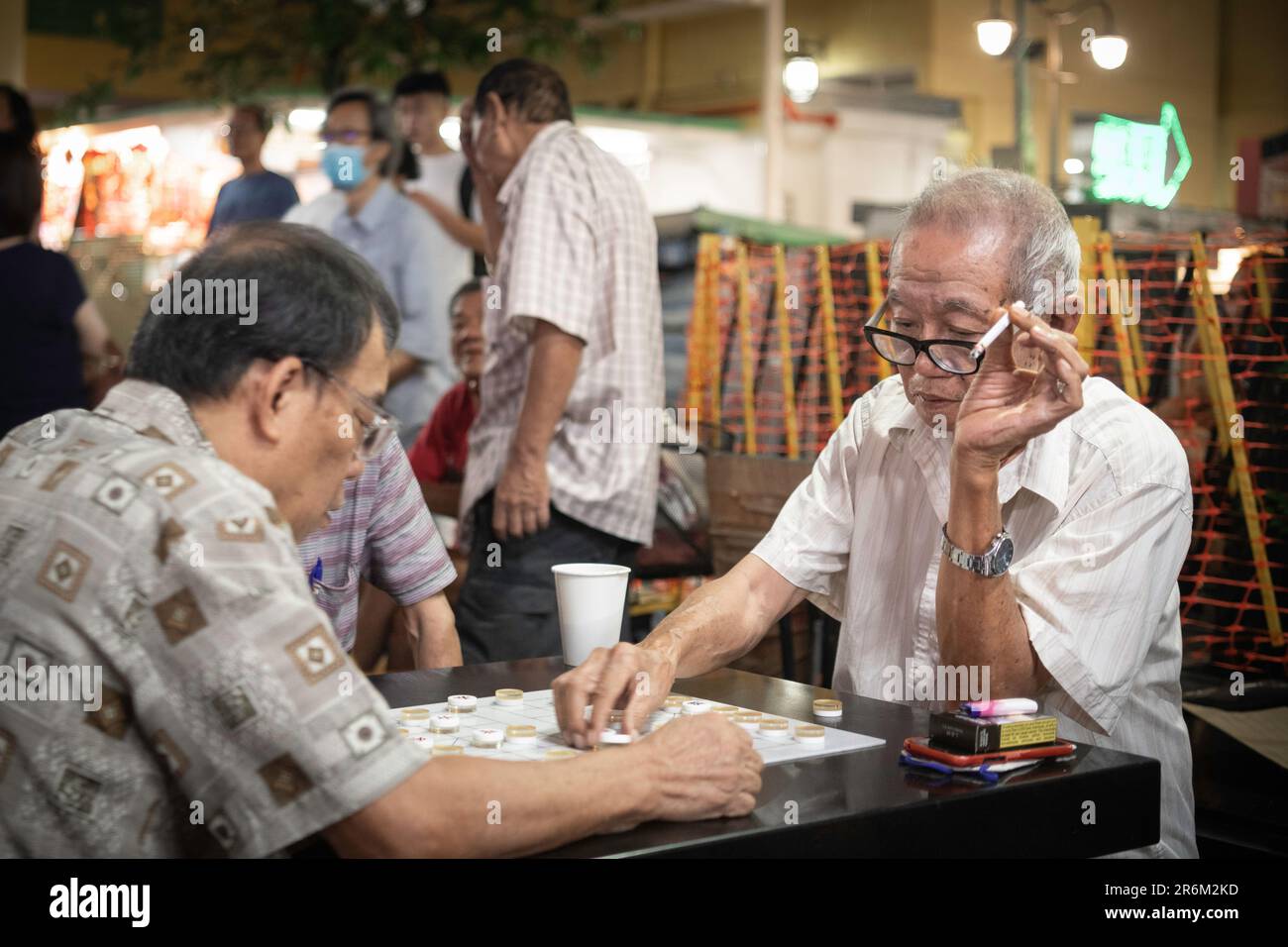 Hommes jouant aux dames, Chinatown, Singapour, Asie du Sud-est, Asie Banque D'Images