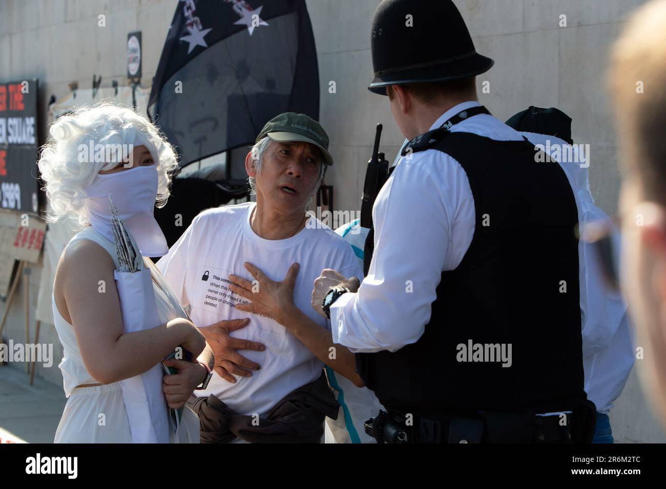 Londres, Royaume-Uni. 4 juin 2023. Organisation China Deviants a mis en scène une pièce reconstituant le massacre de la place Tiananmen du 4 juin 1989 à Pékin. Ensuite, ils se sont rendus à l'ambassade de Chine à Londres pour rejoindre Amnesty International UK et June Fourth Sparks pour une veillée. Les militants tenaient des bougies et des feuilles de papier blanc, faisant écho aux manifestations pro-démocratie organisées dans les villes chinoises en 2022. Banque D'Images Londres, Royaume-Uni. 4 juin 2023. Organisation China Deviants a mis en scène une pièce reconstituant le massacre de la place Tiananmen du 4 juin 1989 à Pékin. Ensuite, ils se sont rendus à l'ambassade de Chine à Londres pour rejoindre Amnesty International UK et June Fourth Sparks pour une veillée. Les militants tenaient des bougies et des feuilles de papier blanc, faisant écho aux manifestations pro-démocratie organisées dans les villes chinoises en 2022. Banque D'Images