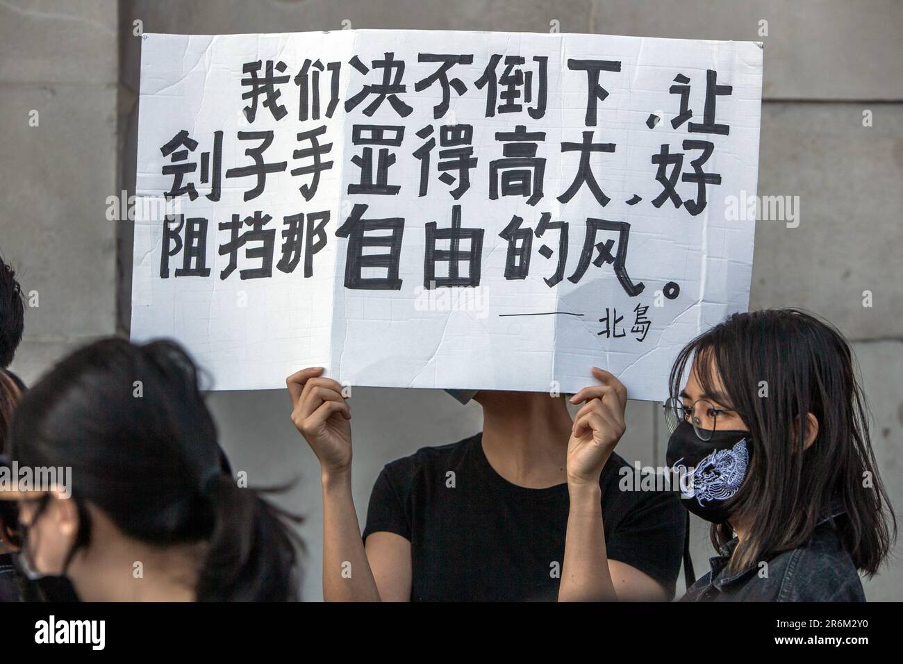 Londres, Royaume-Uni. 4 juin 2023. Organisation China Deviants a mis en scène une pièce reconstituant le massacre de la place Tiananmen du 4 juin 1989 à Pékin. Ensuite, ils se sont rendus à l'ambassade de Chine à Londres pour rejoindre Amnesty International UK et June Fourth Sparks pour une veillée. Les militants tenaient des bougies et des feuilles de papier blanc, faisant écho aux manifestations pro-démocratie organisées dans les villes chinoises en 2022. Banque D'Images Londres, Royaume-Uni. 4 juin 2023. Organisation China Deviants a mis en scène une pièce reconstituant le massacre de la place Tiananmen du 4 juin 1989 à Pékin. Ensuite, ils se sont rendus à l'ambassade de Chine à Londres pour rejoindre Amnesty International UK et June Fourth Sparks pour une veillée. Les militants tenaient des bougies et des feuilles de papier blanc, faisant écho aux manifestations pro-démocratie organisées dans les villes chinoises en 2022. Banque D'Images