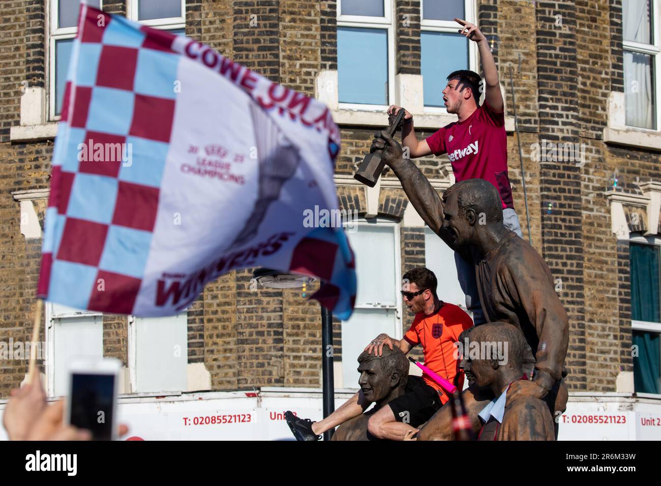 Londres, Royaume-Uni. 8th juin 2023. Les supporters de West Ham United défilent sur la sculpture des champions sur Barking Road avant le défilé de la victoire de l'UEFA Europa Conference League. West Ham a battu l'ACF Fiorentina lors de la finale de la Ligue de la Conférence Europa de l'UEFA le 7 juin, remportant leur premier trophée majeur depuis 1980. Crédit : Mark Kerrison/Alamy Live News Banque D'Images