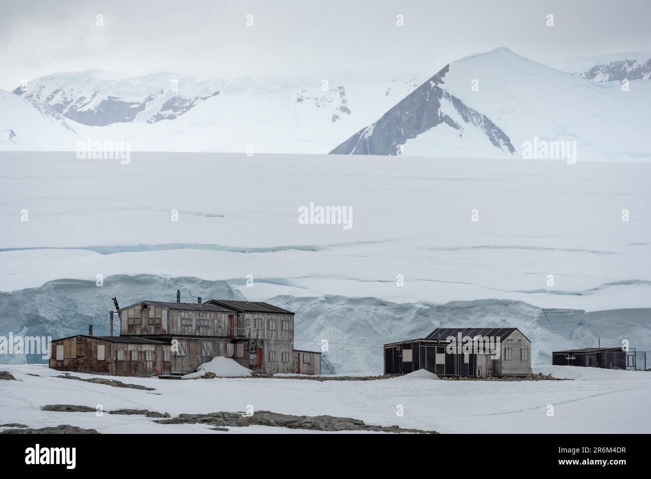 Abandonné bas Research Station Hut à Stoningtpn Island, Marguerite Bay, Antarctique Peninsula, Antarctique Banque D'Images