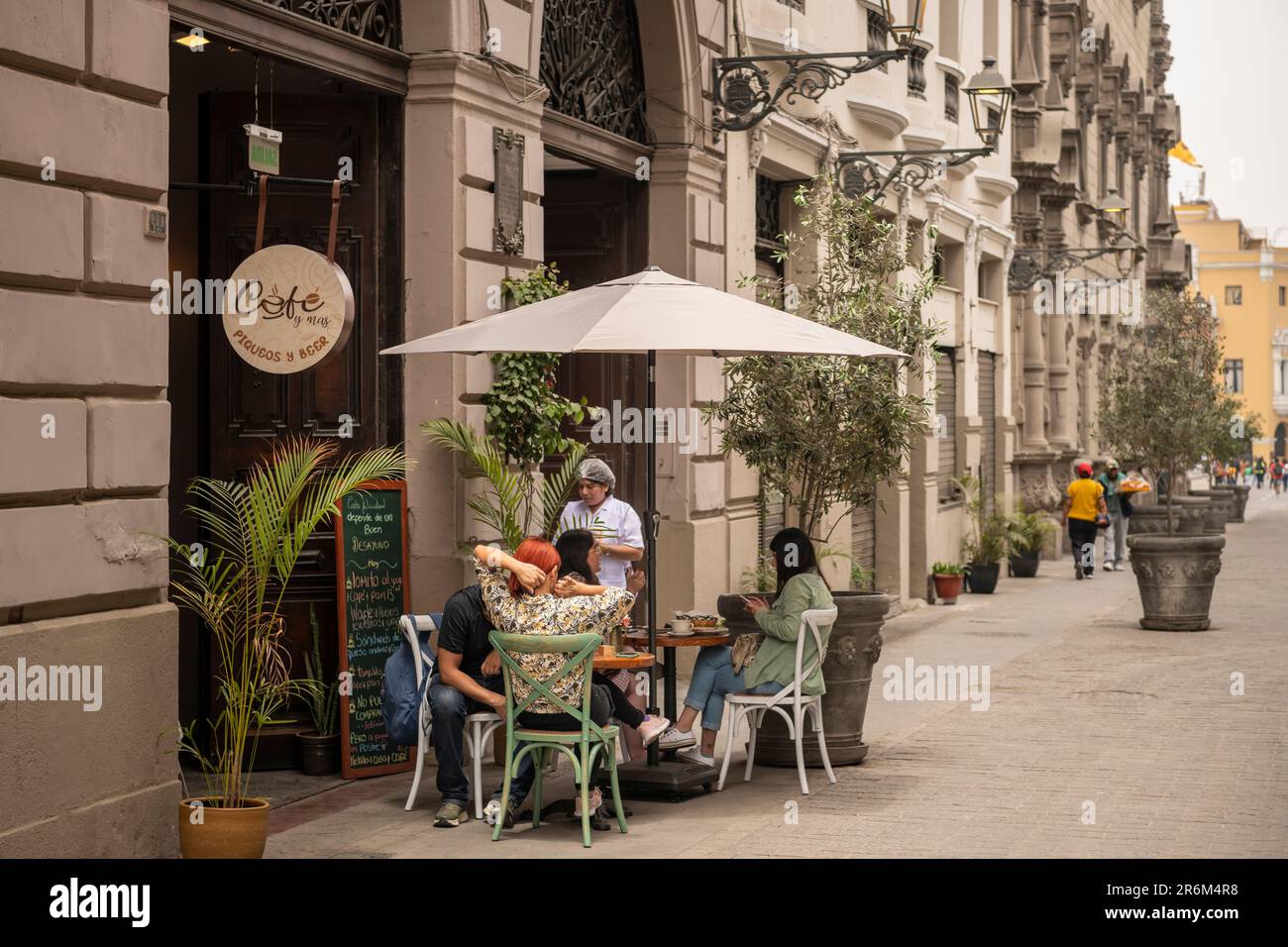 Les gens assis à l'extérieur du café, Lima, Pérou, Amérique du Sud Banque D'Images