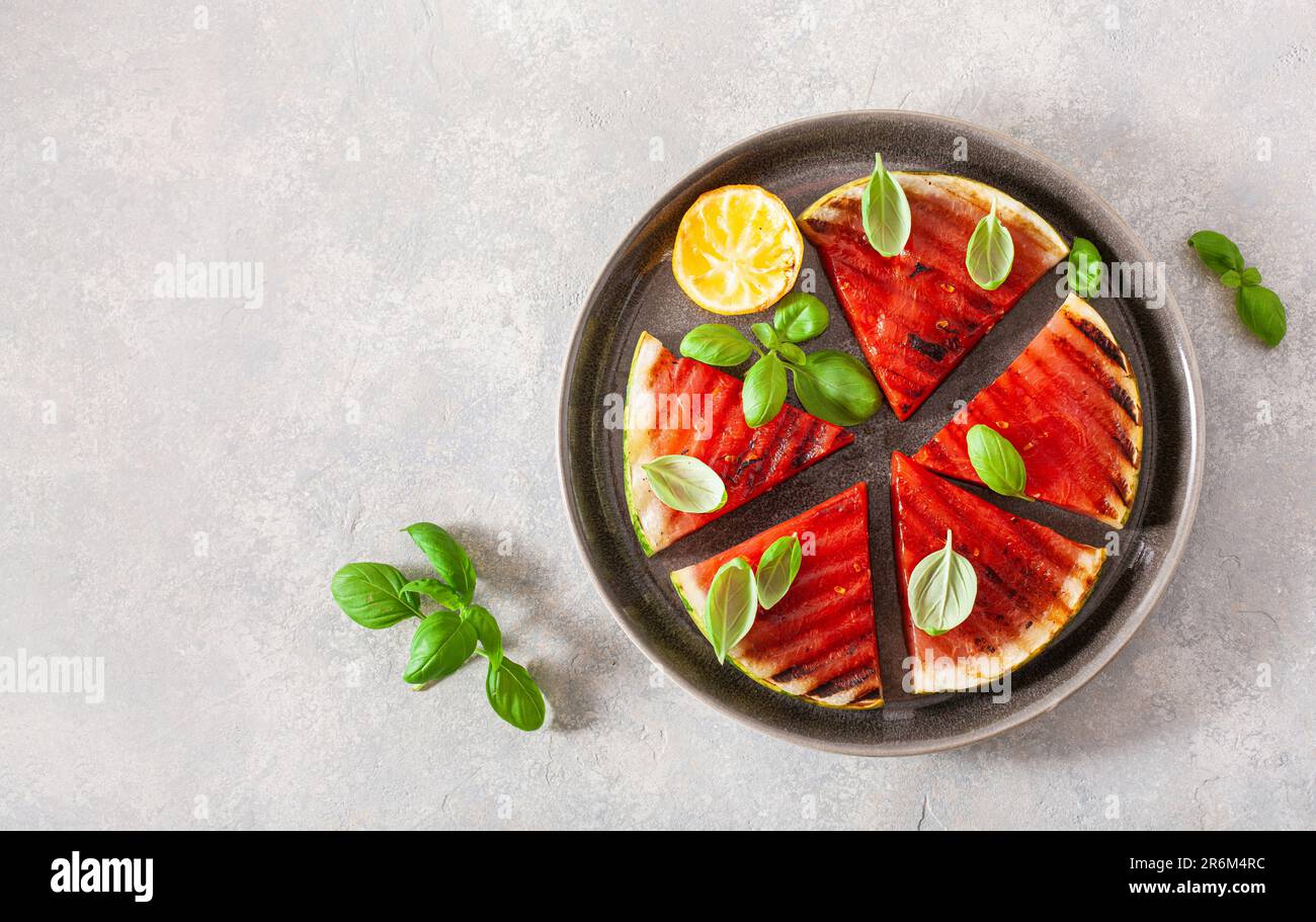 tranches de pastèque grillées au citron et au basilic. dessert d'été Banque D'Images