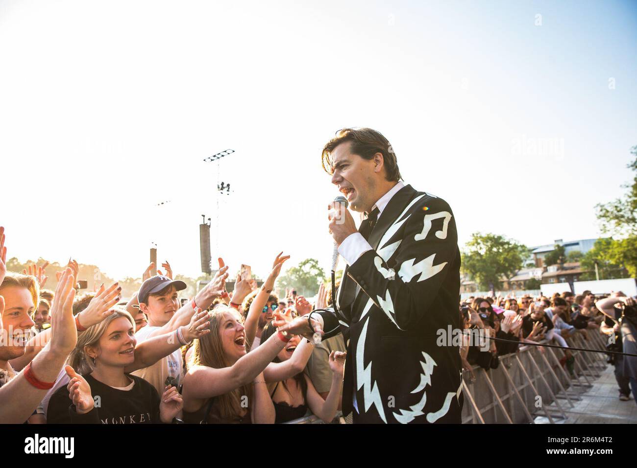 9 juin 2023: Howlin' Pelle, Nichols arson, Chris Dangerous, Vigilante Carlstroem, Et le Johan et seulement du groupe de rock suédois, les ruches, se produire au parc Hillsborough soutenant les singes arctiques la première nuit de la résidence de deux nuits 2023 (Credit image: © Myles Wright/ZUMA Press Wire) USAGE ÉDITORIAL SEULEMENT! Non destiné À un usage commercial ! Banque D'Images 9 juin 2023: Howlin' Pelle, Nichols arson, Chris Dangerous, Vigilante Carlstroem, Et le Johan et seulement du groupe de rock suédois, les ruches, se produire au parc Hillsborough soutenant les singes arctiques la première nuit de la résidence de deux nuits 2023 (Credit image: © Myles Wright/ZUMA Press Wire) USAGE ÉDITORIAL SEULEMENT! Non destiné À un usage commercial ! Banque D'Images