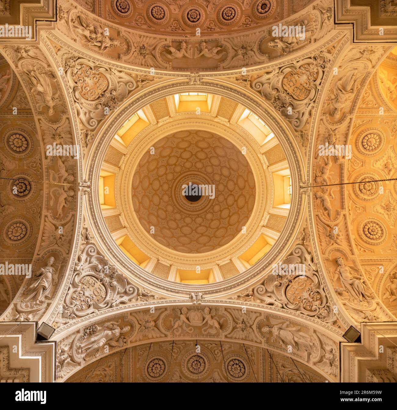 NAPLES, ITALIE - 20 AVRIL 2023 : la coupole baroque dans l'église Chiesa di Santa Maria à Portico a Chiaia à partir de 17. cent. Banque D'Images