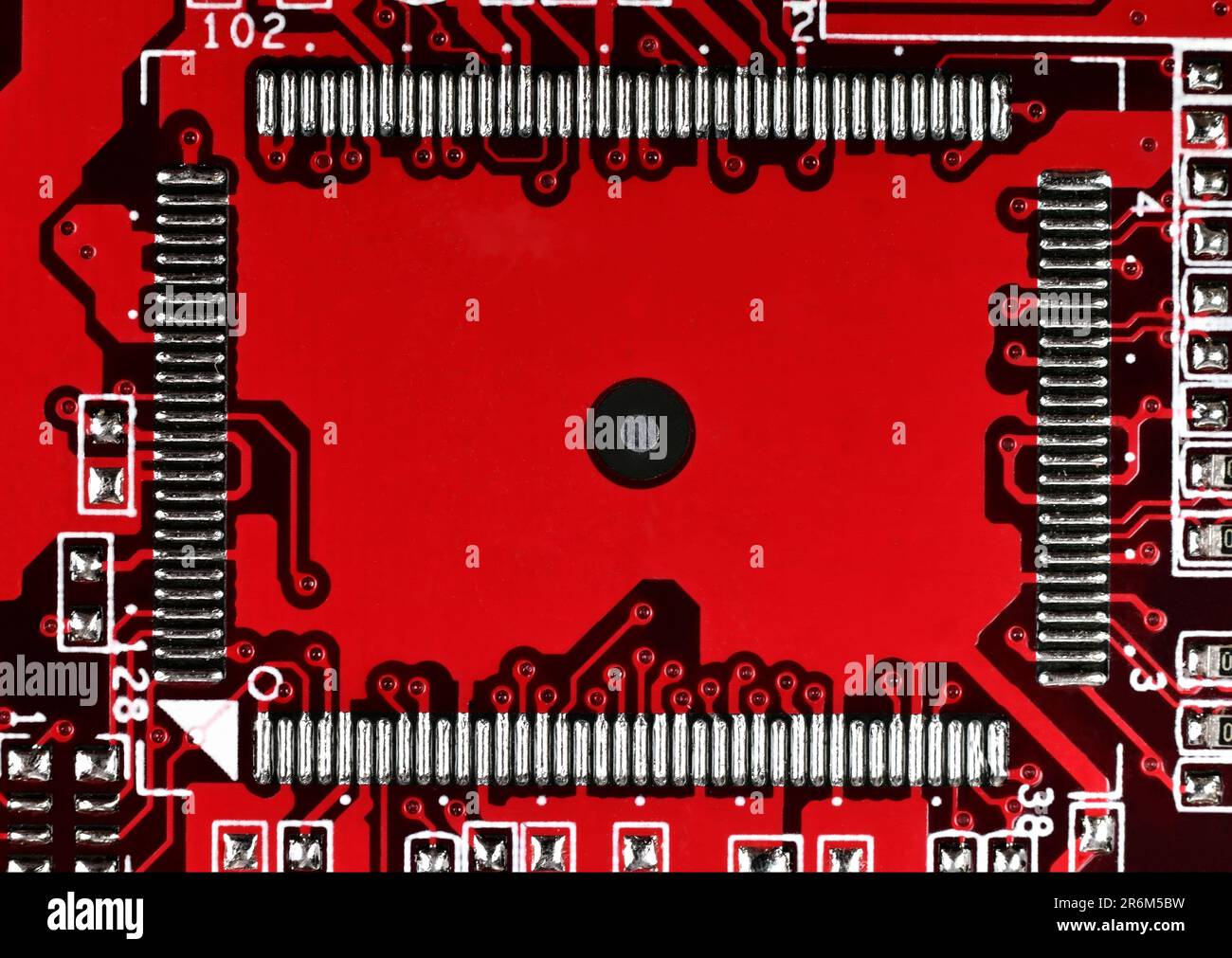 carte électronique rouge avec puce, gros plan Banque D'Images