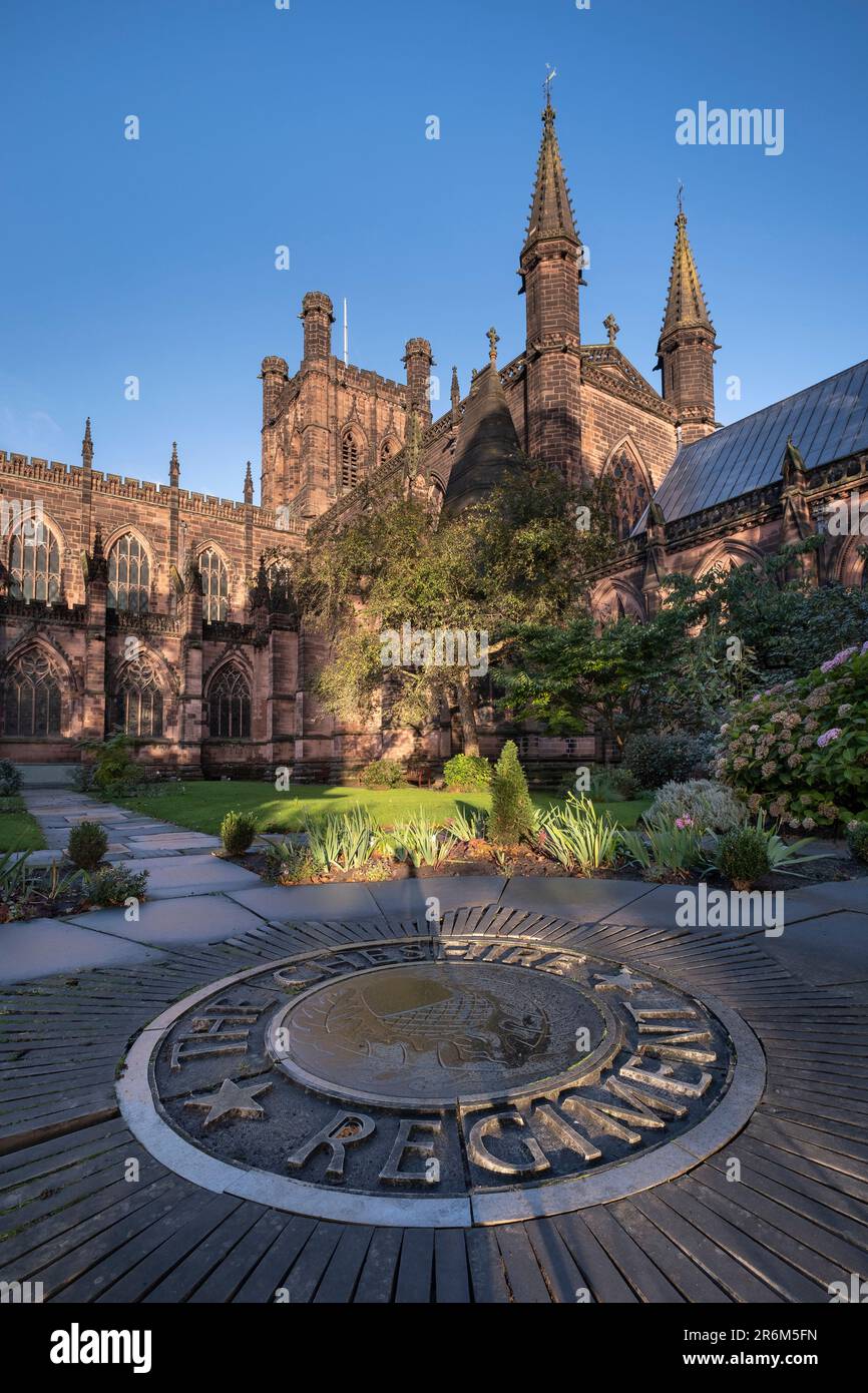 Chester Cathedral from the Remembrance Garden in Autumn, Chester, Cheshire, Angleterre, Royaume-Uni, Europe Banque D'Images