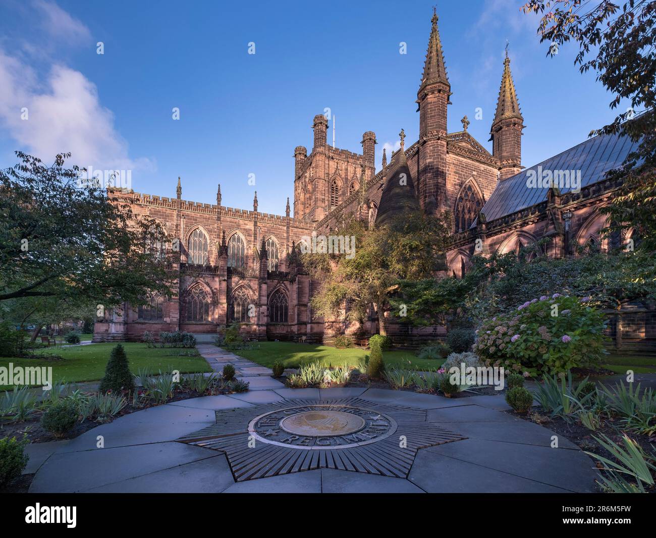 Chester Cathedral from the Remembrance Garden in Autumn, Chester, Cheshire, Angleterre, Royaume-Uni, Europe Banque D'Images