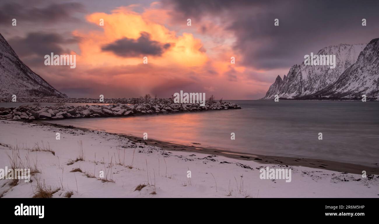 Image panoramique d'Ersfjorden et des dents du Devils vue depuis la plage d'Ersfjordstranda au coucher du soleil en hiver, Senja, Troms og Finnmark County Banque D'Images