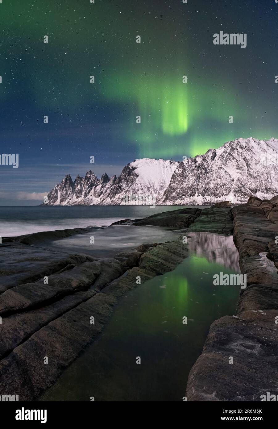 Les aurores boréales (aurores boréales) au-dessus de la mâchoire Devils (dents Devils) (montagnes Okshornan), Tungeneset, Senja, Troms og Finnmark County Banque D'Images