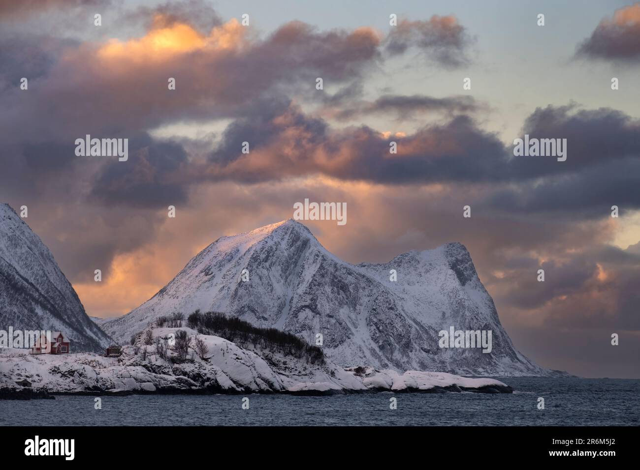Vue sur Hamn et Teistevika au coucher du soleil, adossé à la montagne Indre Teisten, Hamn, Senja, Troms og Finnmark County, Norvège, Scandinavie, Europe Banque D'Images