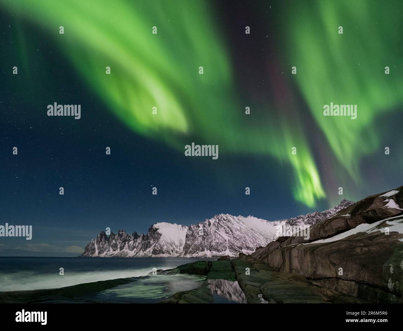 Les aurores boréales (aurores boréales) s'affichent au-dessus de la mâchoire Devils (dents Devils) (montagnes Okshornan), Tungeneset, Senja, Troms og Finnmark County Banque D'Images