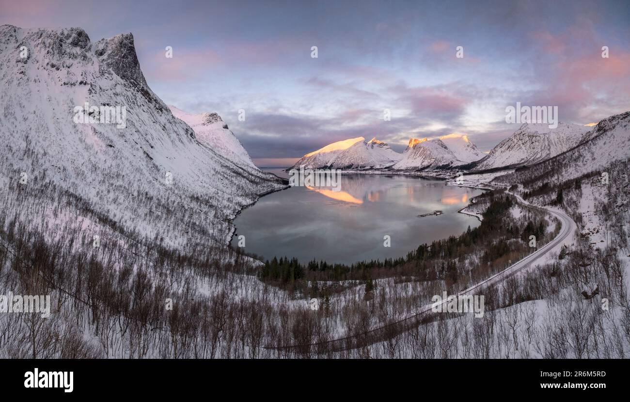 Vue depuis la plate-forme d'observation de Bergsbotin surplombant Bergsfjorden ou Bergsfjord et la chaîne de montagnes de Bergsbotin à l'aube en hiver Banque D'Images