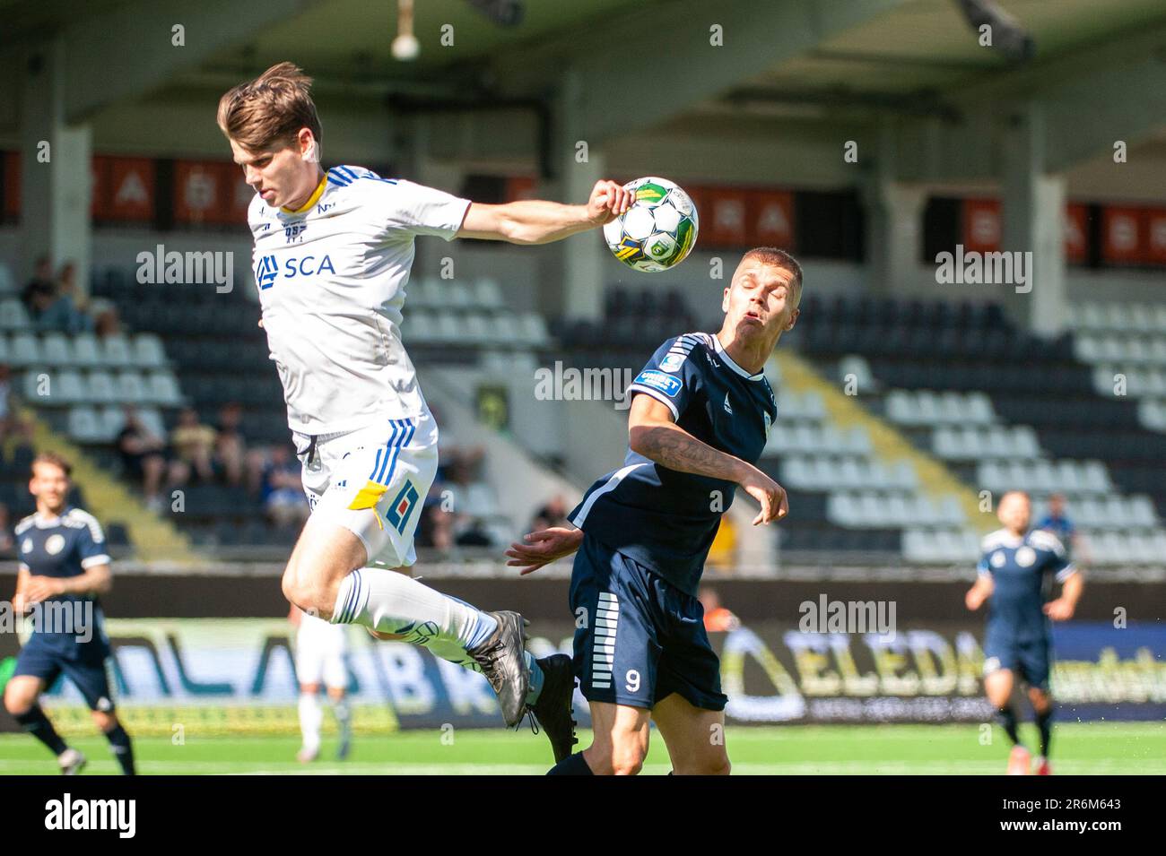 Göteborg, Suède. 10th juin 2023. Lucas Hedlund d'Utsikten dans un duel contre Teodor Stenshagen de Sundsvall pendant le jeu de Superettan entre Utsiktens BK et GIF Sundsvall sur 10 juin 2023 à Göteborg. Credit: Oskar Olteus / Alamy Live News Banque D'Images