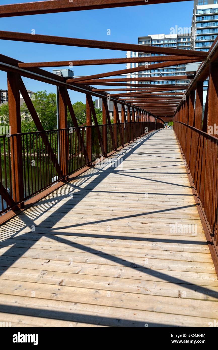 Passerelle piétonne avec ombres et motifs. Cambridge Ontario Canada. Banque D'Images