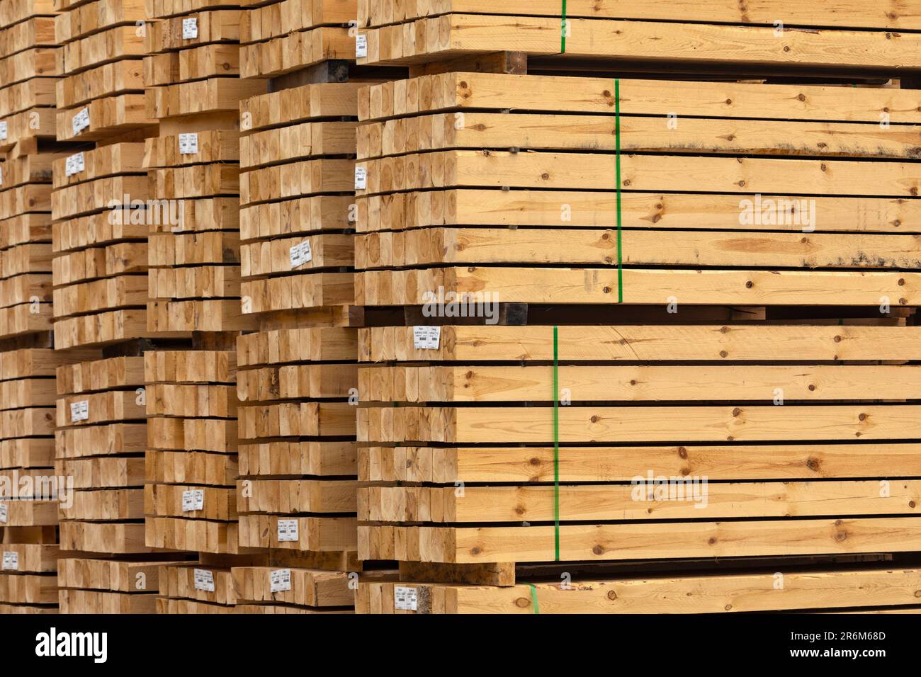 Des piles de bois d'œuvre à l'usine de sciage locale sont prêtes à être expédiées. Ontario Canada. Banque D'Images