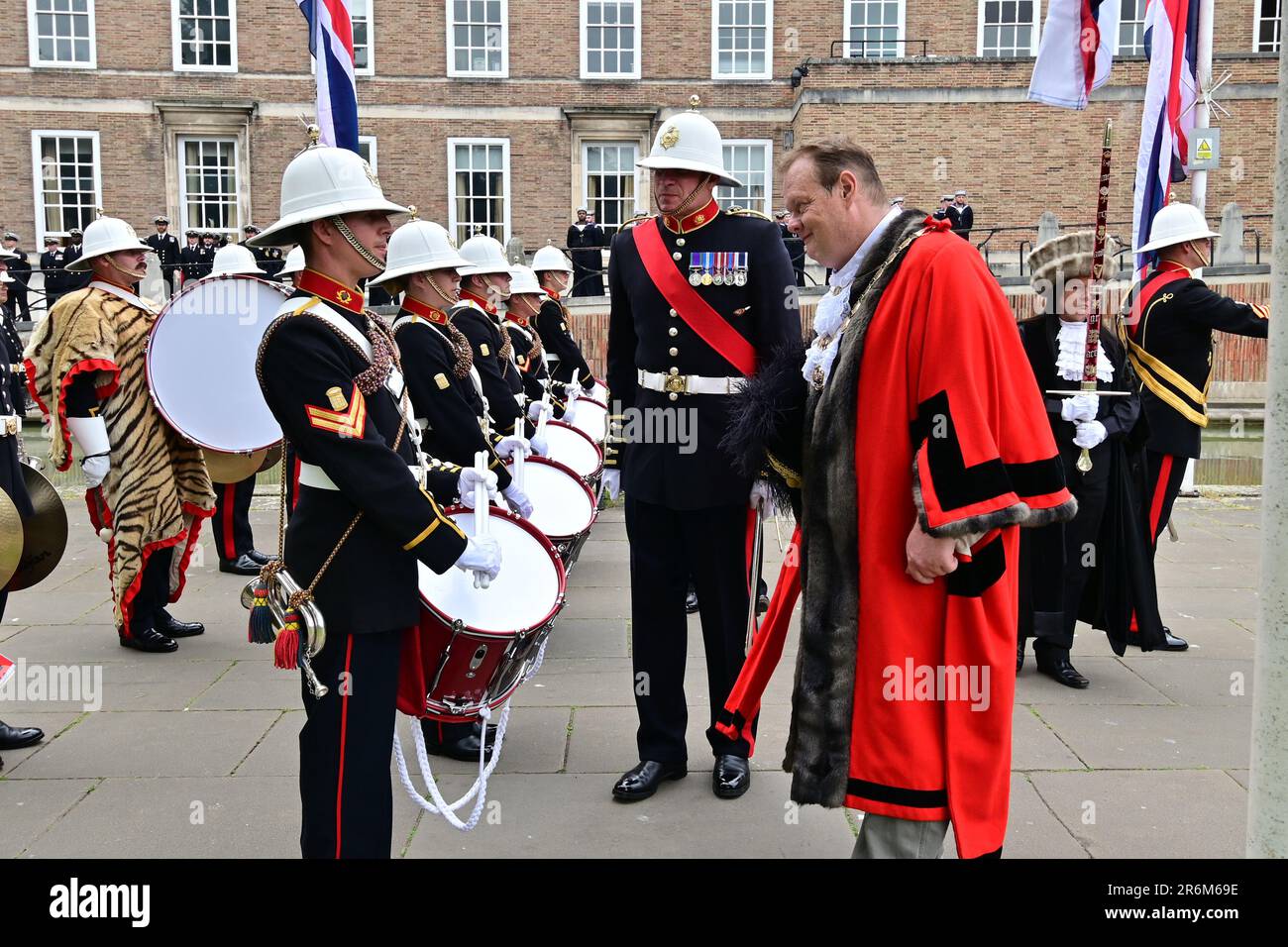 Bristol, Royaume-Uni. 10th juillet 2023. Au cours d'un après-midi très chaud, les foules se sont produites pour voir le navire du HMS Prince de Galles récompensé de la liberté de Bristol, battant des tambours des unités militaires couleurs volant et bayonets fixés à l'extérieur sur la passerelle inférieure en face de l'hôtel de ville de Bristol. Crédit photo : Robert Timoney/Alay Live News Banque D'Images