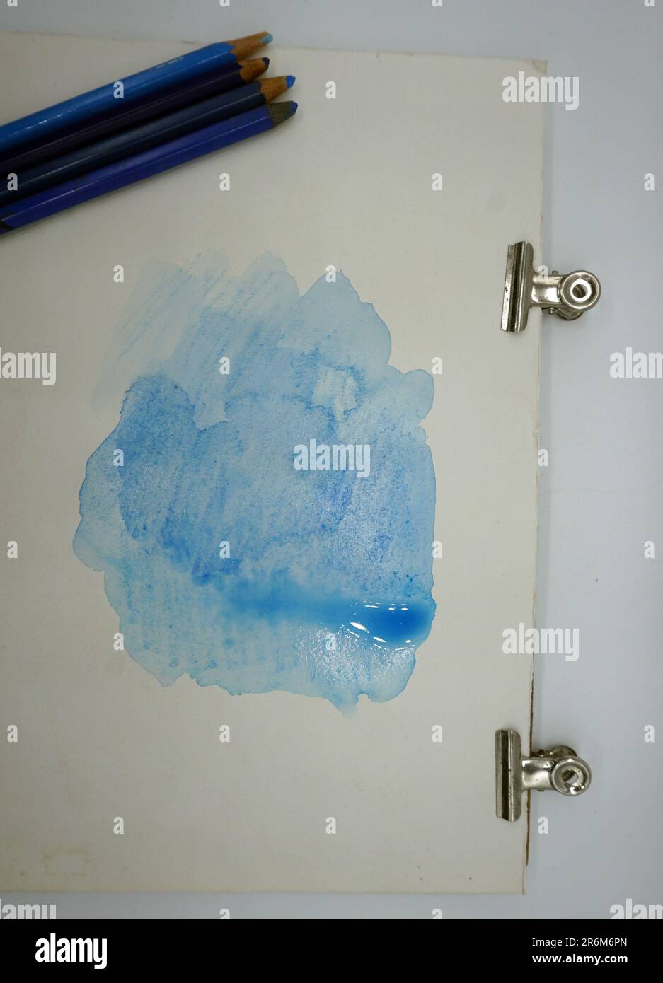 Crayons et marqueurs de couleur, peintures, eau se dissolvent en aquarelle Banque D'Images