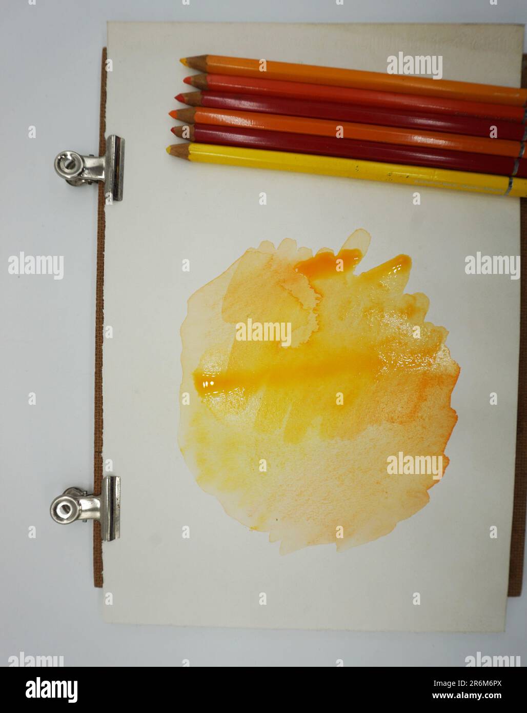 Crayons et marqueurs de couleur, peintures, eau se dissolvent en aquarelle Banque D'Images