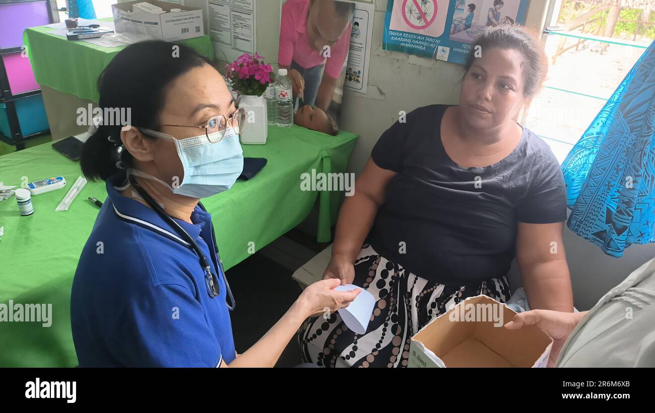 (230610) -- TARAWA DU NORD, 10 juin 2023 (Xinhua) -- Un membre de l'équipe médicale chinoise stationnée à Kiribati fournit des services médicaux gratuits à un résident du Nord de Tarawa, Kiribati, 9 juin 2023. Le personnel médical chinois a fourni des services médicaux gratuits à environ 150 résidents du Nord de Tarawa, dans le pays de l'île du Pacifique, Kiribati. La deuxième équipe médicale chinoise stationnée à Kiribati s'est rendue vendredi dans deux endroits du Nord de Tarawa. Après avoir fait don de fournitures médicales désespérément nécessaires, telles que des antibiotiques oraux, des crèmes antifongiques et des moniteurs de tension artérielle, aux cliniques locales, d chinois Banque D'Images