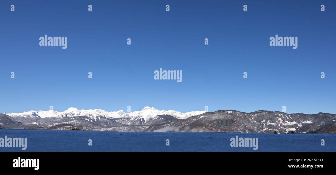 Paysage de montagne d'hiver dans les Alpes Banque D'Images