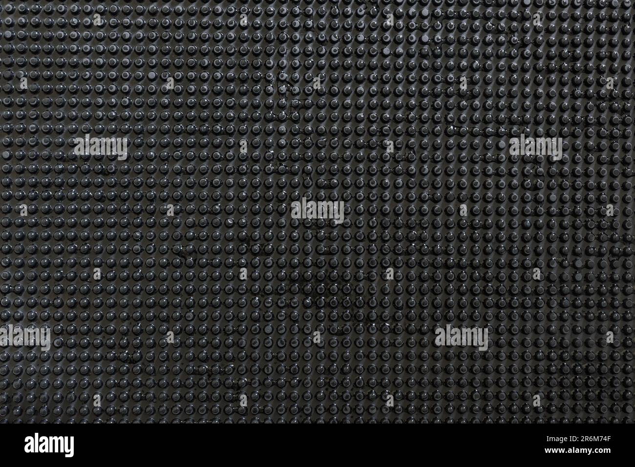 Arrière-plan abstrait grille à points noirs avec lumière goutte d'eau vive. Banque D'Images