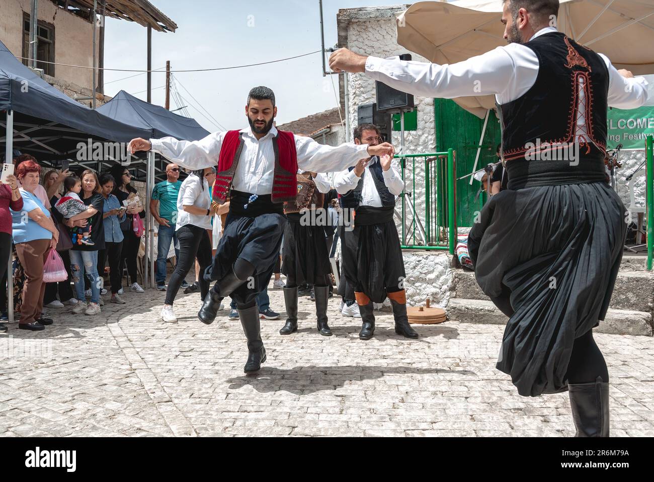 Dora, district de Limassol, Chypre - 28 mai 2023: L'ensemble de danse folklorique se produit au festival Ana-Viomata Banque D'Images