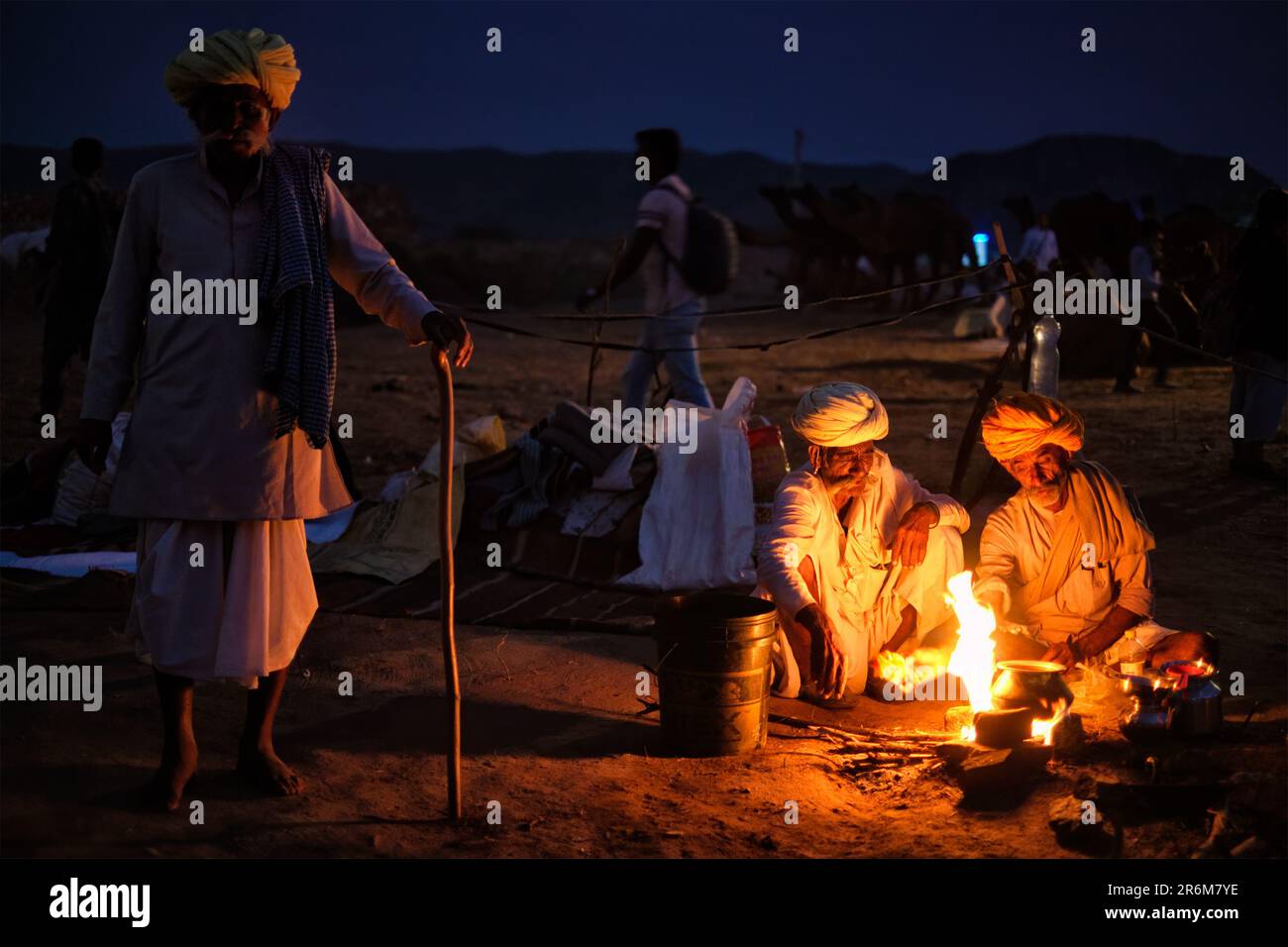 Hommes et chameaux indiens à la foire de chameau de Pushkar Mela Banque D'Images