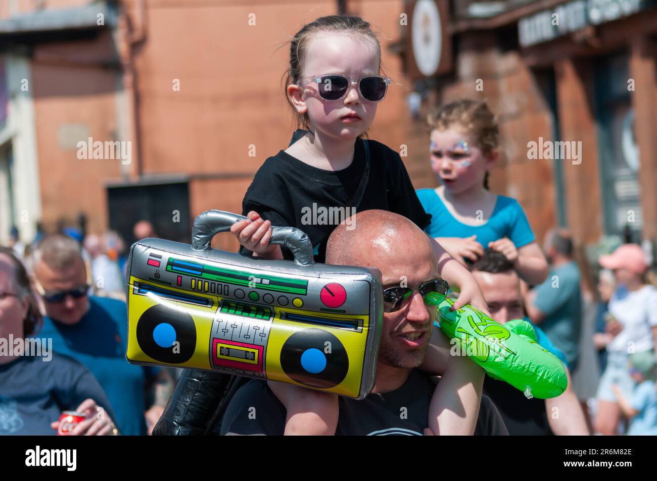 Strathaven, Écosse, Royaume-Uni. 10th juin 2023. Le gala annuel de Strathaven, qui comprend une parade de tracteurs et flotte dans les rues de la ville, se terminant par la cérémonie de couronnement de la reine au kiosque John Hastie Park. La reine de gala pour 2023 est Kayley Lawrence, qui est accompagnée de son champion Daniel Thomson, tous deux étudiants à la Strathaven Academy. Credit: SKULLY/Alay Live News Banque D'Images