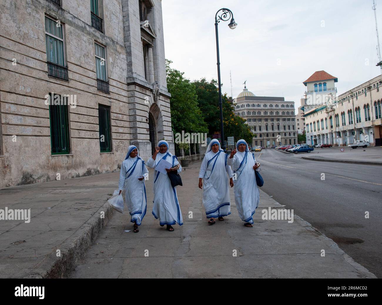 Cuba. Mère Teresa moniales marchant dans les rues de Cuba. Usage éditorial uniquement. Banque D'Images