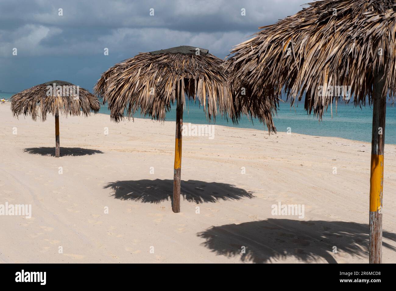 Varadero Beach, Cuba. La plage tropicale vide revêtue de parasols de chaume pour les touristes. Banque D'Images