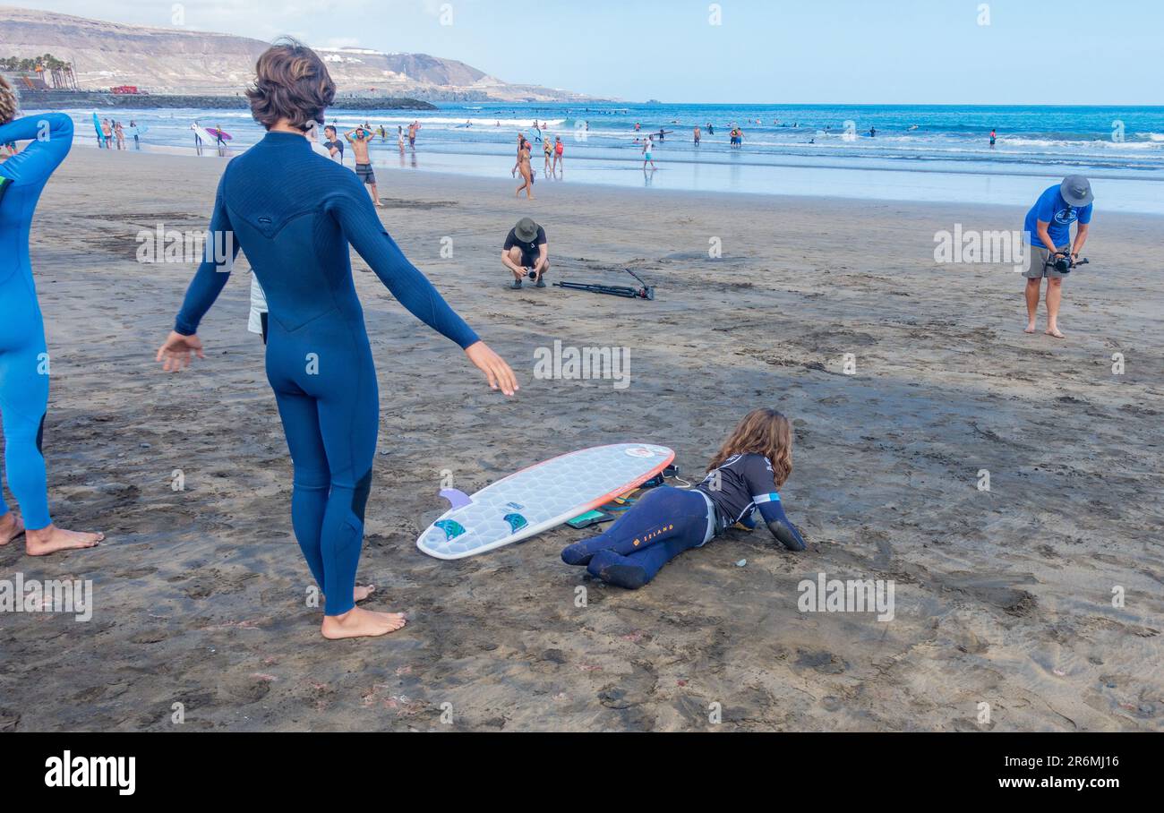 Las Palmas, Grande Canarie, Îles Canaries, Espagne, 10th juin 2023. Surfeurs en compétition à la LPA Surf City No Limit International Adaptive/Para Surf. Les surfeurs avec une large gamme de handicaps physiques sont en compétition sur la plage de la ville à Las Palmas sur Gran Canaria du 9th au 11th juin. EN PHOTO : Sarah Almargo, étudiante en droit d'Espagne, championne nationale du surf adaptatif d'Espagne et vice-championne du monde, s'étire et se détend devant sa chaleur. Sarah, âgée de 22 ans, a dû se faire amputer les pieds et les mains à cause de la méningite à l'âge de 18 ans. Crédit : Alan Dawson/Alay Live News. Banque D'Images