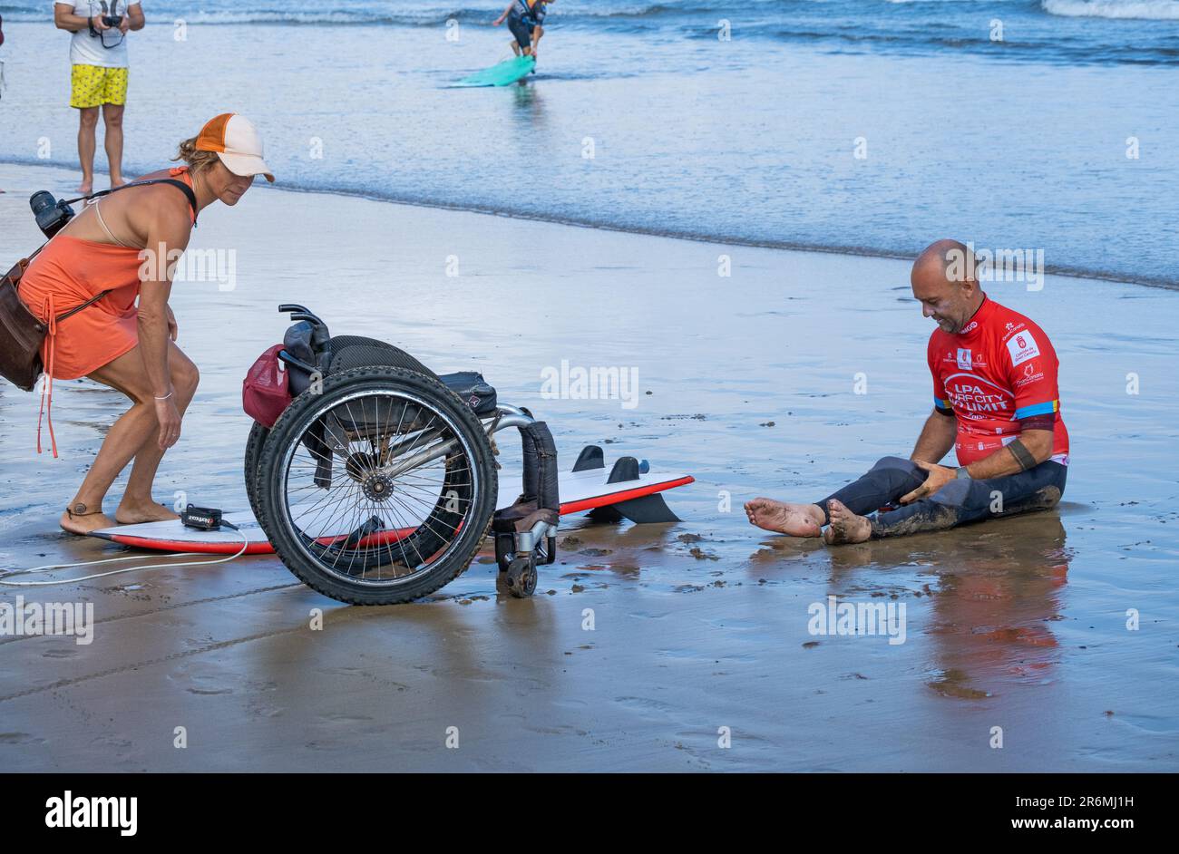 Las Palmas, Grande Canarie, Îles Canaries, Espagne, 10th juin 2023. Surfeurs en compétition à la LPA Surf City No Limit International Adaptive/Lpara Surf. Les surfeurs avec une large gamme de handicaps physiques sont en compétition sur la plage de la ville à Las Palmas sur Gran Canaria du 9th au 11th juin. Crédit : Alan Dawson/Alay Live News. Banque D'Images