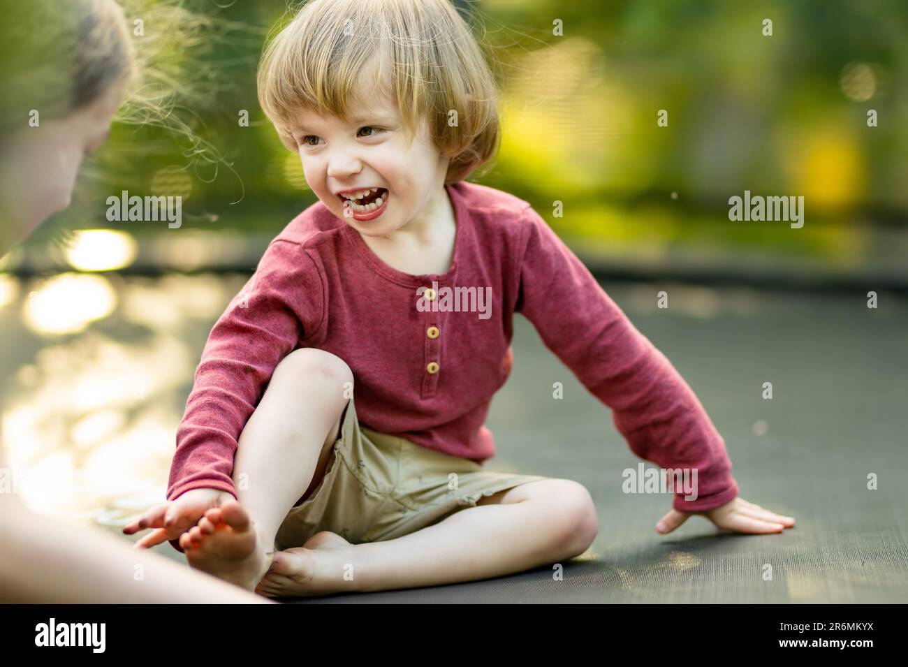 Comment Faire Un Ptit Garcon Avk Kel Position En Video Un petit garçon mignon sautant sur un trampoline dans une arrière-cour