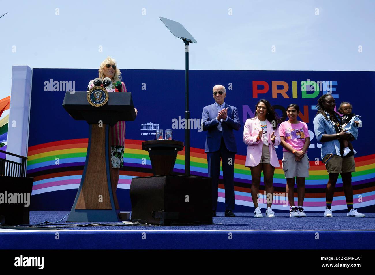 President Joe Biden applauds as first lady Jill Biden speaks at a Pride Month celebration on the South Lawn of the White House, Saturday, June 10, 2023, in Washington. (AP Photo/Manuel Balce Ceneta) Banque D'Images