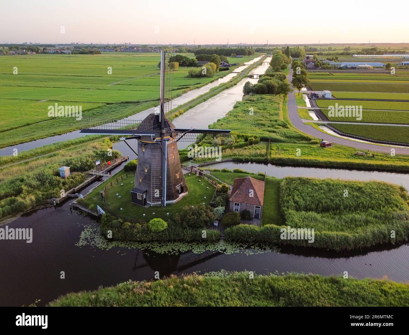 Vue aérienne d'un moulin à vent hollandais classique dans le grand paysage ouvert de la Hollande Banque D'Images